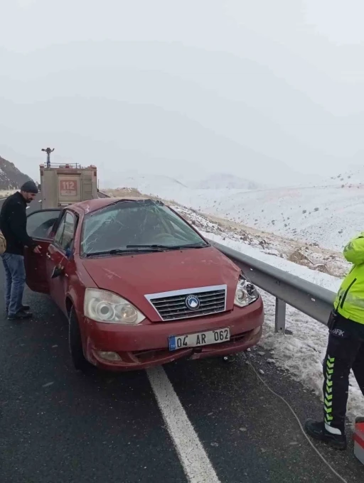 Ağrı’da kontrolden çıkan araç kaza yaptı
