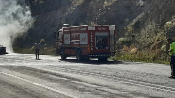 Ağrı’da seyir halindeyken yanan otomobil küle döndü
