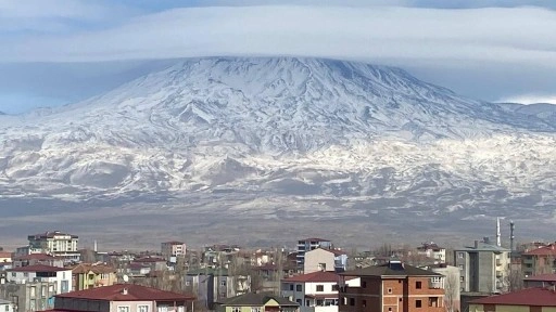 Ağrı Dağı'nda kartpostallık görüntüler: Mercek bulutu oluştu