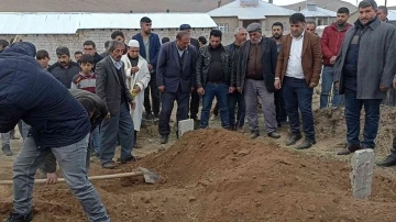 Ağrı’daki otobüs kazasında hayatını kaybeden Gürbüz Erciş’te toprağa verildi
