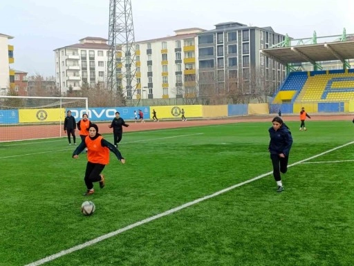 Ağrı’nın kadın futbolcuları dondurucu soğuklara meydan okuyor