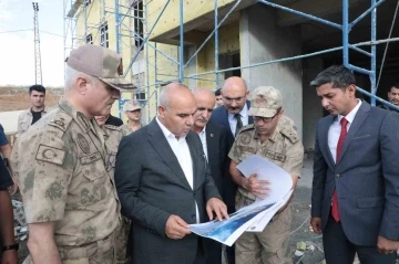 Ağrı Valisi Koç, Hamur’da inşaatları denetledi
