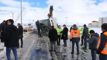 Ağrı'da kar nedeniyle yolcu otobüsü devrildi. Korkunç kazada 13 kişinin yaralandığı bildirildi
