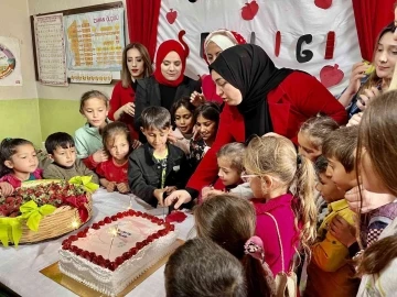 Ağrılı çocuklar, Çilek Şenliği ile doyasıya eğlendi
