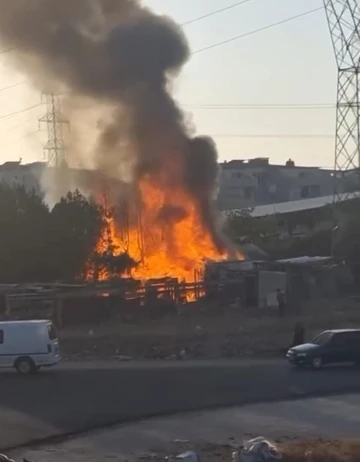 Ahır alev alev yandı, hayvanlar son anda kurtarıldı
