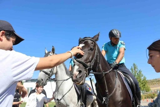 Ahıska Türkü çocuklardan atlı jandarma timine büyük ilgi
