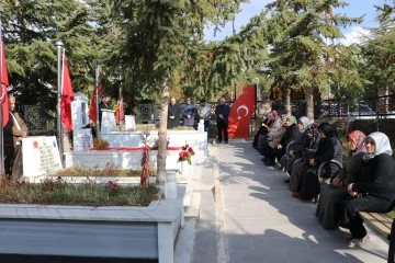 Ahlatlı şehitler kabirleri başında anıldı
