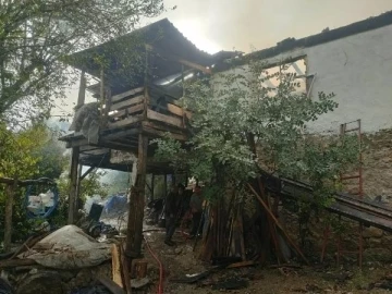 Ahşap ev yandı: 2 yaralı