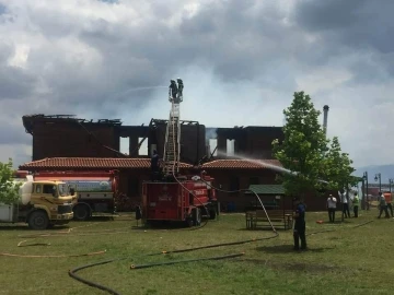 Ahşap kafe-restoran alevlere teslim oldu
