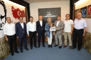 AK Parti Ağrı Milletvekili Çelebi, YKS sınavında başarılı olan Ağrılı öğrencilere tablet hediye etti
