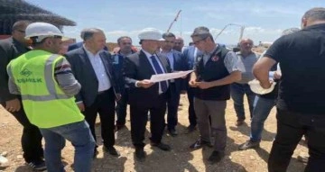 AK Parti heyeti deprem konutlarının inşaat alanını inceledi