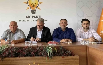 AK Parti heyeti muhtarlarla bir araya geldi
