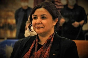 AK Parti’li Ünsal’dan sanatçı Gülşen’e imam hatip tepkisi
