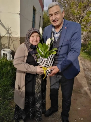 AK Parti Tomarza’da annelere çiçek verdi
