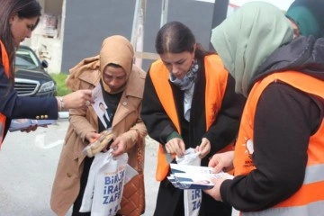 AK Partili kadın aday, seçim kampanyasını kendi kullandığı aracıyla yapıyor