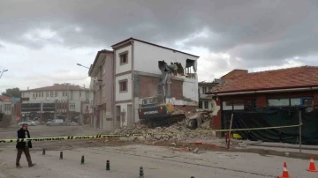 Akçadağ’da ağır hasarlı binaların yıkımlarında sona gelinde
