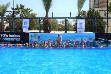 Akdeniz'de 4 yılda 10 bin çocuk yüzme öğrendi
