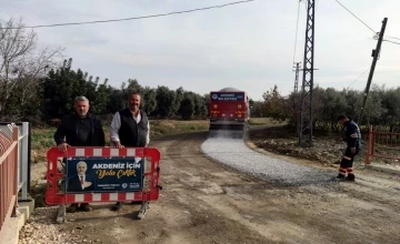 Akdeniz’de asfaltlama çalışmaları sürüyor
