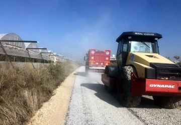 Akdeniz’de bahçe yolları soğuk asfaltla kaplanıyor
