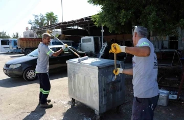 Akdeniz’de çöp konteynırları tamir ediliyor, ilaçlı su ile yıkanıp dezenfekte ediliyor
