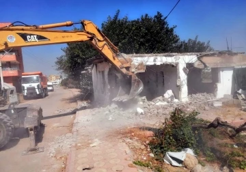 Akdeniz’de metruk binaların yıkımı sürüyor
