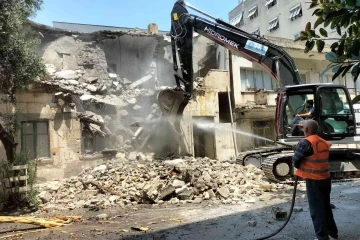 Akdeniz’de metruk binaların yıkımı sürüyor
