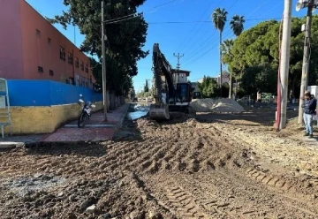 Akdeniz'de ömrünü tamamlayan yollar sıcak asfalt ile kaplanıyor