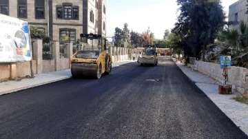 Akdeniz'de sıcak asfalt kaplama çalışmaları sürüyor