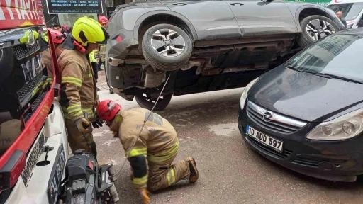 Akılalmaz kaza: Araç park halindeki otomobilin üzerine çıktı
