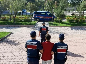 Aksaray’da 6 yıl hapis cezası olan uyuşturucu tacirini jandarma yakaladı
