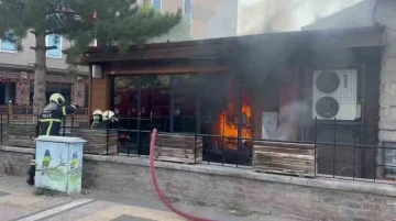 Aksaray’da bir kafe alev alev yandı
