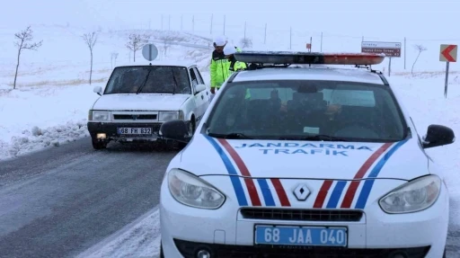 Aksaray’da trafik jandarması kar ve güvenlik kontrolünde
