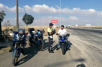 Aksaray’da trafik jandarması motosiklet ve sürücülerini denetliyor
