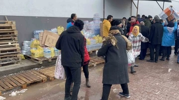 Aksaray’dan deprem bölgesine 20 tır yardım
