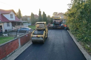 Akyazı’da asfalt atağı sürüyor
