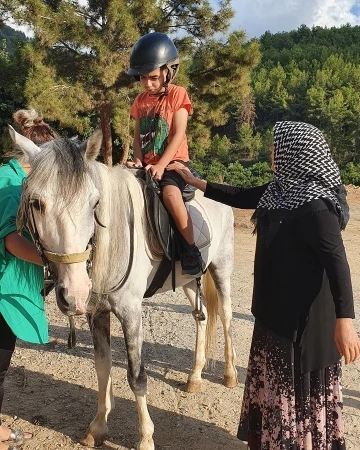 Alanya Belediyesi’nden, görme engellilere binicilik eğitimi
