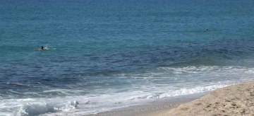 Alanya’da güzel havayı fırsat bilen turistler deniz kenarına koştu
