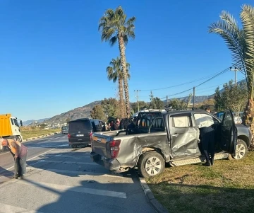 Alanya’da kamyonetle minibüs çarpıştı: 4  yaralı
