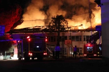 Alanya’da tadilatta olan lisenin çatısı alev alev yandı
