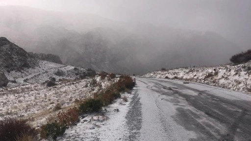 Alanya'da yaylalara kar yağdı, sahilde denize girildi