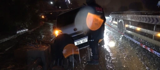 Alanya’da yol çöktü, 3 araç çukurda mahsur kaldı
