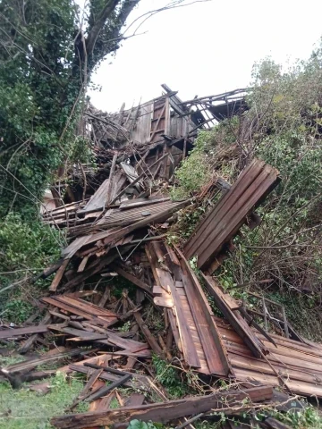 Alaplı’da fırtına nedeniyle 100 yıllık ahşap ev yıkıldı

