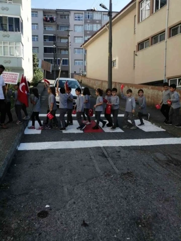 Alaplı’da yaya geçitleri kırmızıya boyandı
