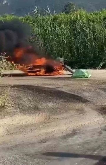 Alev alev yanan motosiket kül oldu
