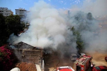 Alev alev yanan tarihi ev mahalleliyi sokağa döktü
