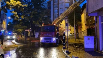 Alevler geceyi aydınlattı, tarihi bina alev alev yandı
