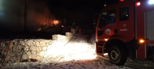 Alevlere teslim olan bungalov ev küle döndü
