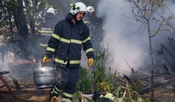 Alevlerin arasında kalan mutfak tüpü hızlıca güvenli noktaya taşındı
