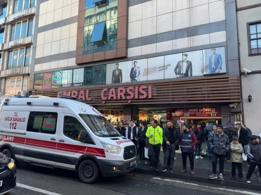 Alışveriş merkezinde kendini üçüncü kattan boşluğa bıraktı
