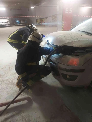 Alışveriş merkezinin otoparkında korkutan yangın
